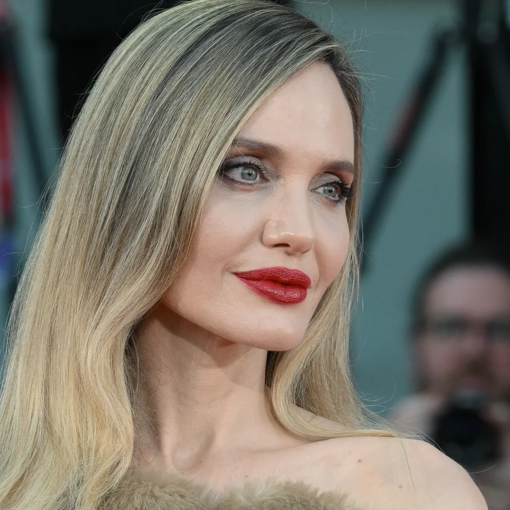 Angelina Jolie Biography, Age, Height, Figure, Net Worth » Newzoz 2169427905 » Newzoz